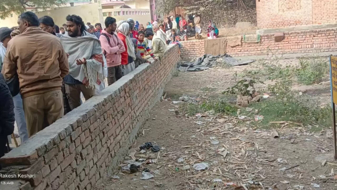  Eliya Chandauli land encroachment news  Gram Sabha banjar bhumi dispute  Revenue team protest Chandauli