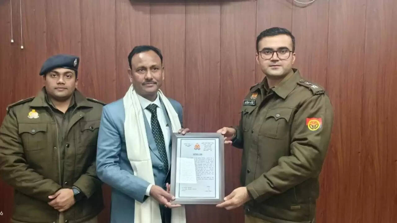 ASP Digambar Kushwaha retirement Chandauli  SP Aditya Langhe farewell speech