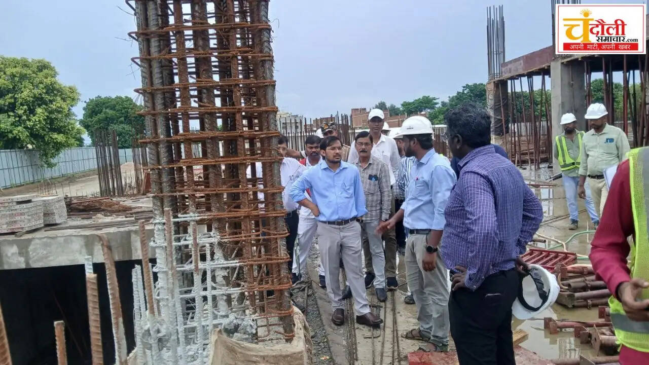chandauli-dm-chandra-mohan-garg-inspects-court-building