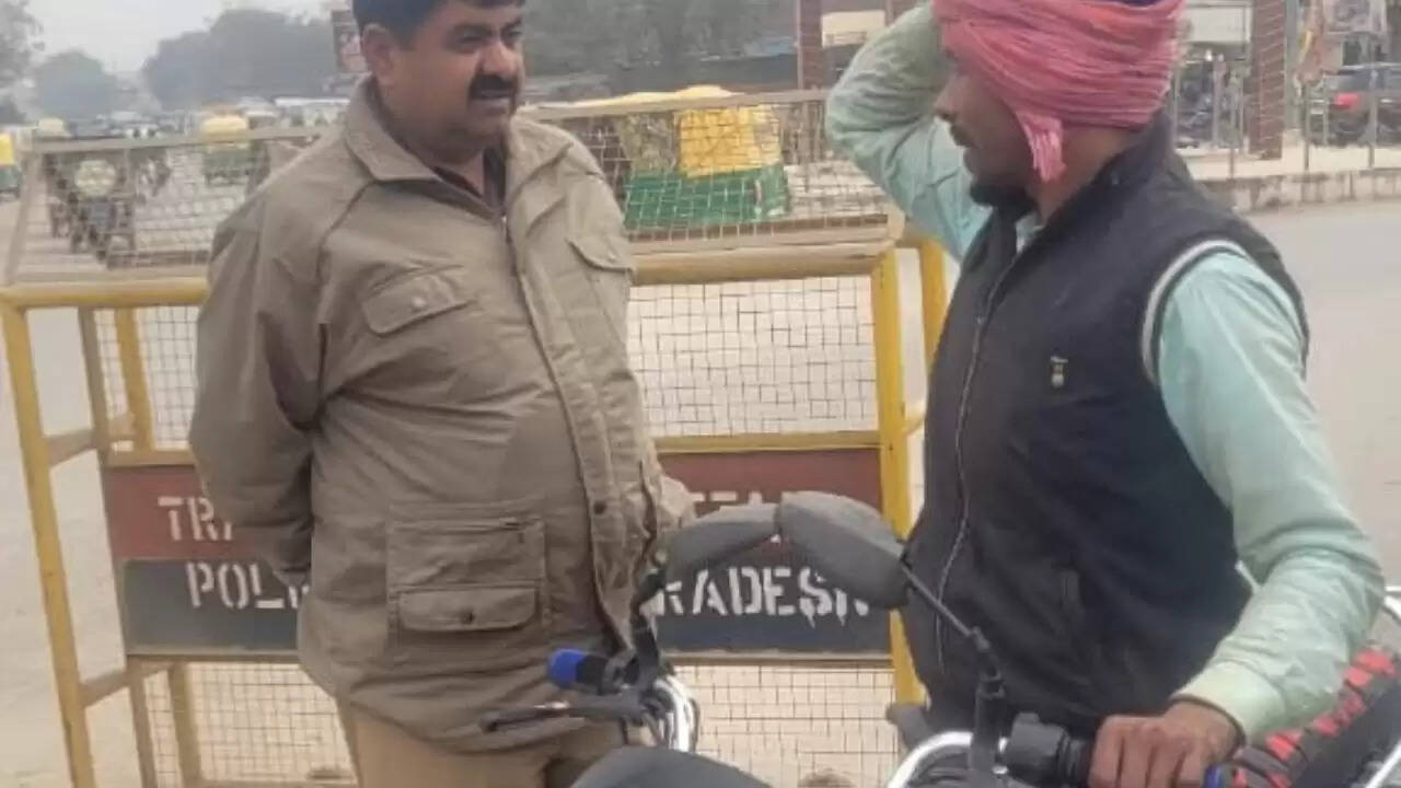  Traffic police checking in Chandauli  SP Aditya Langhe action news  Vehicle challan fine details UP