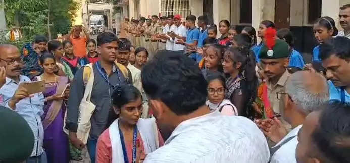  students welcome ddu station