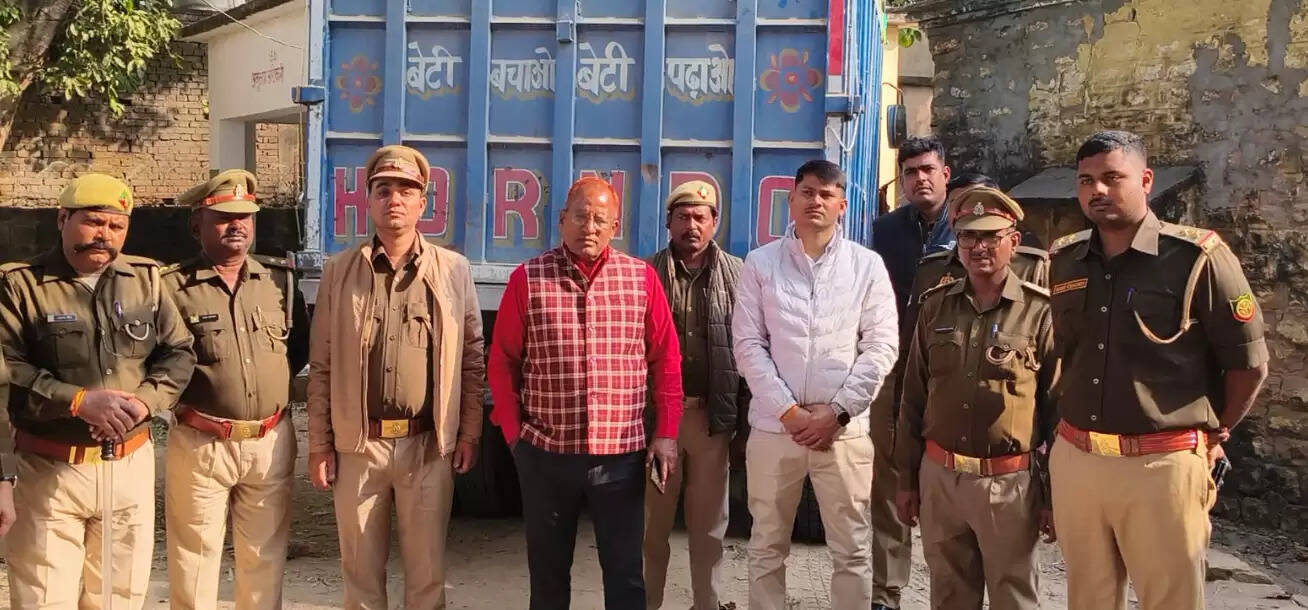 Forest Department seized illegal stone truck Chakia Ahraura Mini truck UP 64 T 5309 seized for illegal stone mining Chandauli Action taken under Forest Act 1927 illegal stone transport