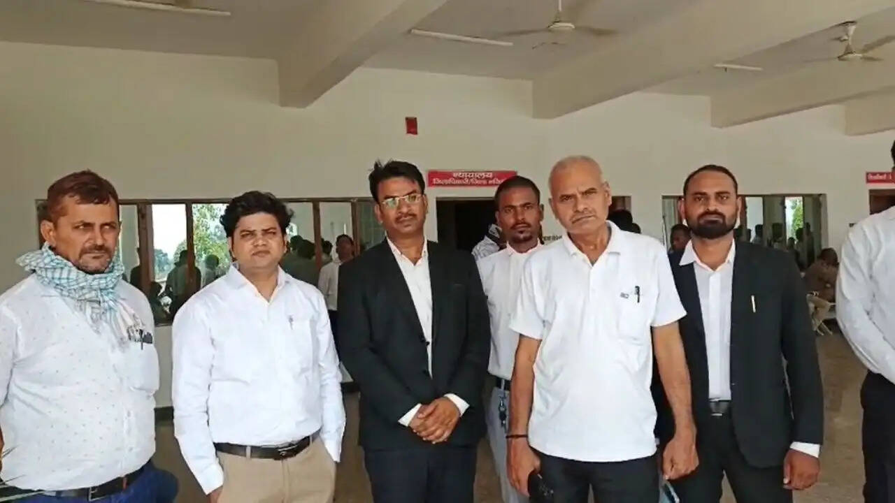 chandauli-lawyers-protest-e-registry-office-closed
