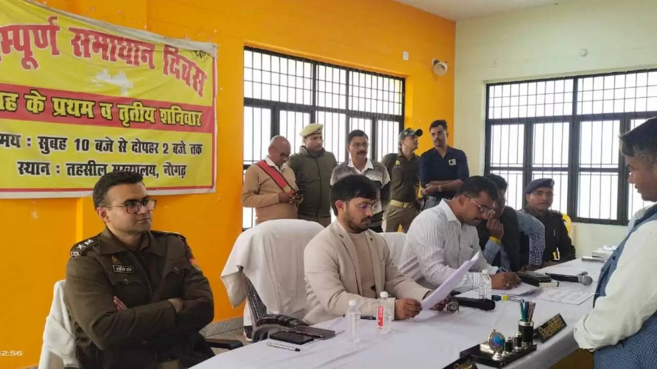 Chandauli news Sampoorna Samadhan Divas 2026, Chandauli khabar DM Chandra Mohan Garg action