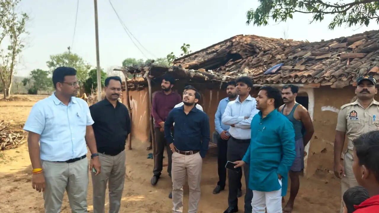 chandauli-dm-visit-naugarh-storm-damage-relief-compensation-news