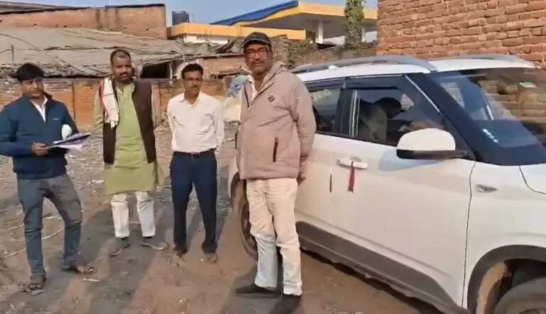 Two thieves distract driver steal cash from Venue car  Mugalsarai Kotwal Gaganraj Singh investigation CCTV footage