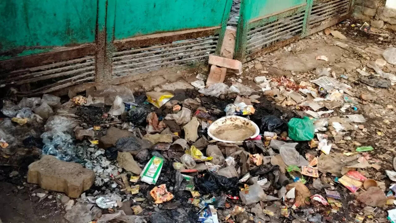  Shikarganj Primary School Garbage Issue  Chandauli Education System Failure  Damaged School Gate News UP  Swachh Bharat Abhiyan Failure School Chakia Block Education Department