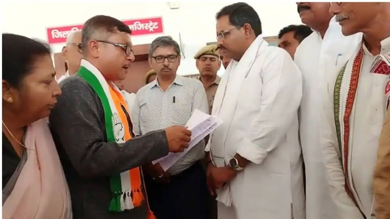 chandauli-congress-protest-at-collectorate-for-farmers
