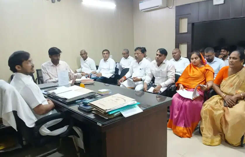 chandauli news duda meeting updates, chandauli khabar pmay scheme review, chandauli samachar dm chandra mohan garg, chandauli news pm svanidhi loan status, chandauli khabar urban development news