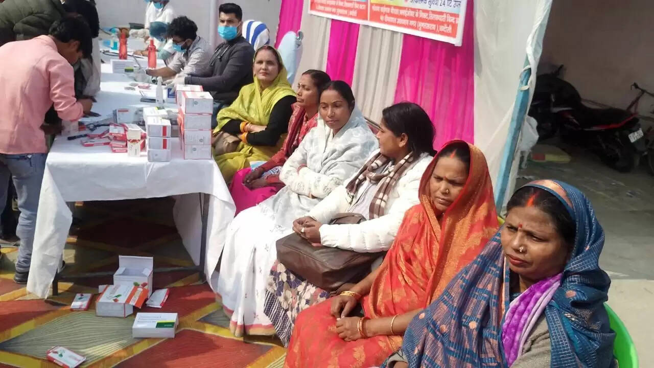 chandauli news social service camp, chandauli khabar blanket distribution event, chandauli samachar tilakdhari bind mughalsarai, free medical checkup chandauli hospital, selfless service news mughalsarai up,