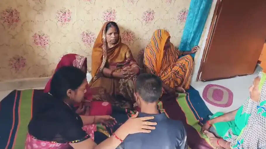 chandauli news delhi building collapse, chandauli khabar abhishek eye donation, chandauli samachar student death news, chandauli news bcom student eye donate, chandauli khabar jhansi village accident news
