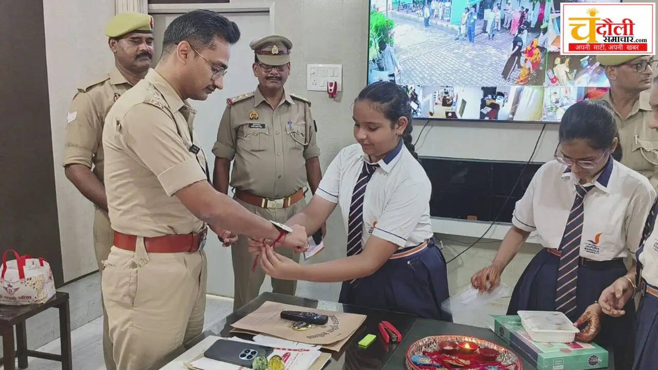 chandauli-sp-raksha-bandhan-school-girls-tie-rakhi