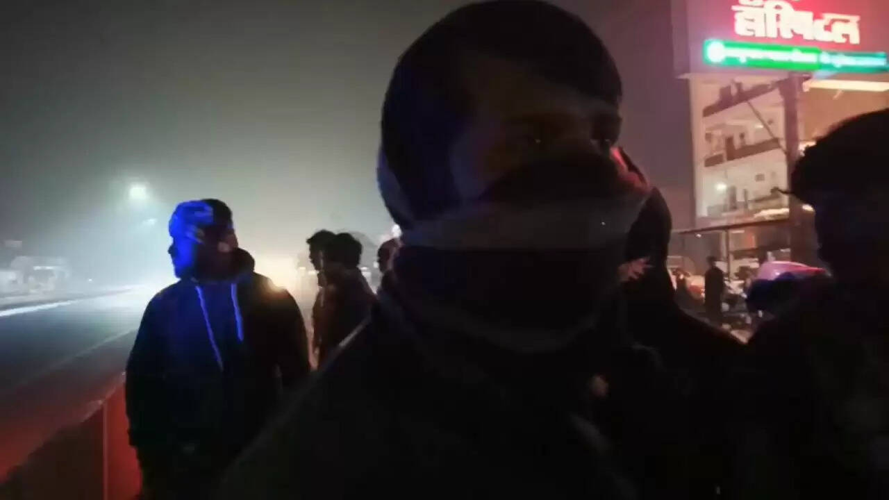 chandauli news police car accident  chandauli khabar sho vehicle crash  chandauli samachar cyclist injured trauma center  uttar pradesh police hit and run  cm security force chandauli accident