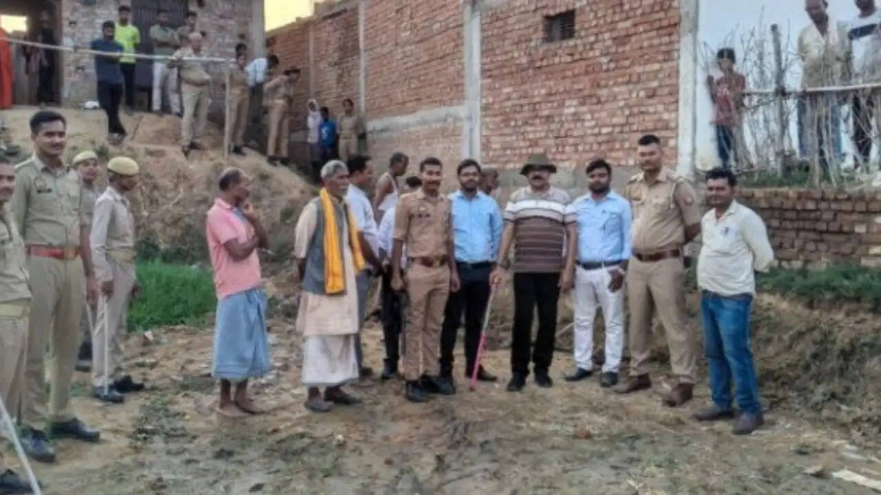 chandauli-news-chakia-tehsildar-fir-demand-sapa-leader-road-dispute 