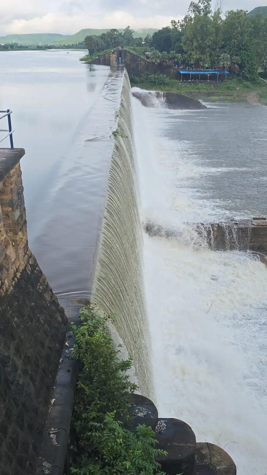 latifshah-dam-overflow