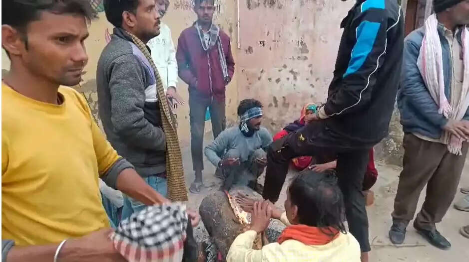 Chandauli weather news today  Fog impact on DDU Junction trains  Cold wave in Uttar Pradesh 2025  Chandauli DM relief work updates