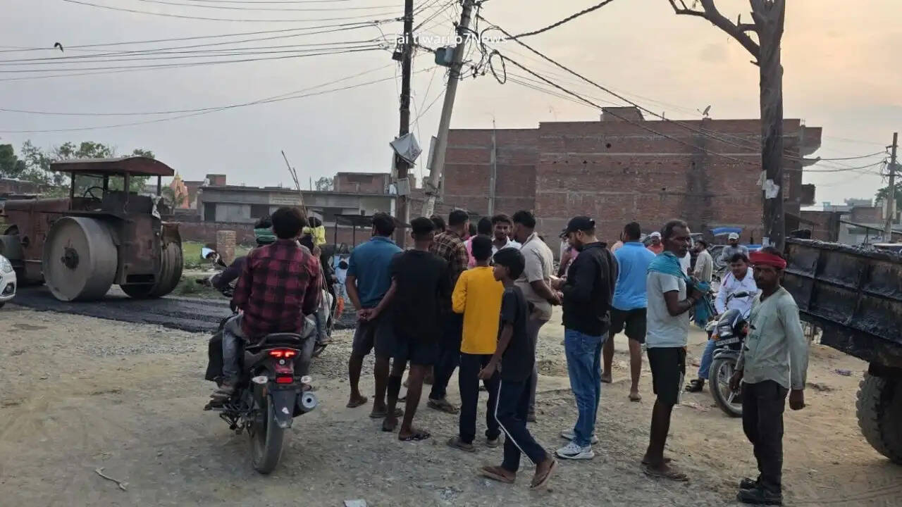 mughalsarai-chaturbhujpur-road-construction-stopped-by-villagers