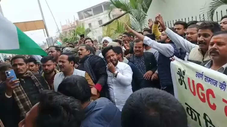 Savarna Samaj protest Chandauli news, UGC Act protest BJP office, Chandauli khabar Kashinath Singh BJP, Savarna movement Chandauli samachar, Chandauli district headquarters protest updates