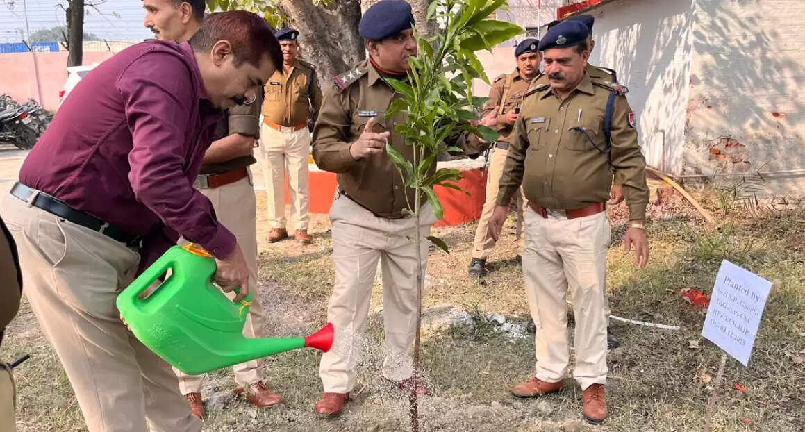  RPF DIG cum CSC S R Gandhi inspected DDU Junction Security conference RPF members problem solving DDU Mandal