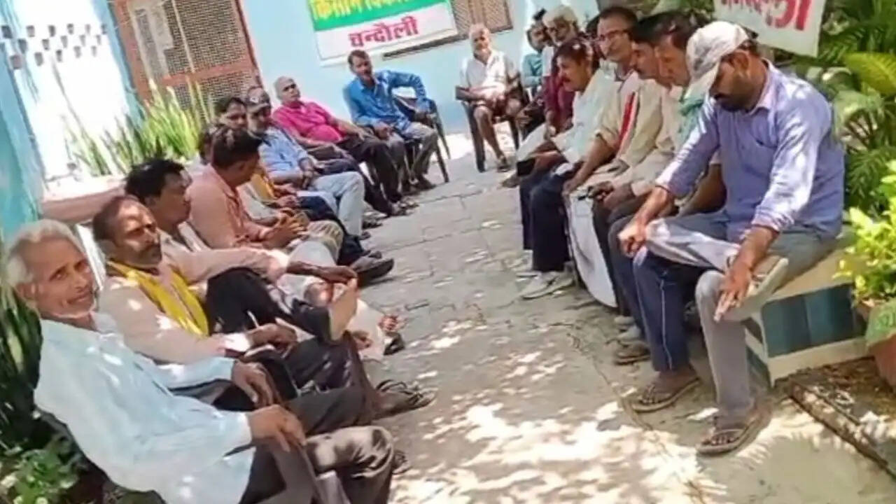 chandauli-news-farmer-protest-ben-rajwaha-canal-work-stopped