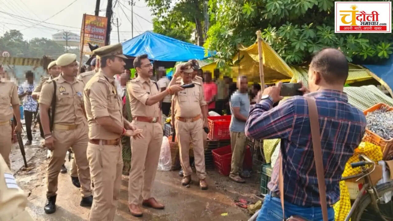chandauli-news-sp-aakash-patel-foot-patrol-mugalsarai-traffic
