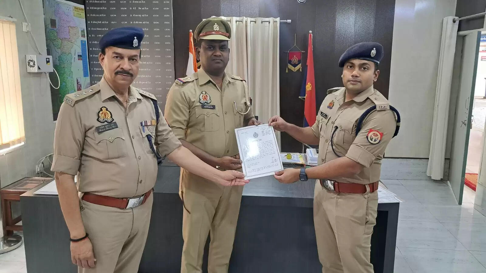 Top and Jila ASP हाथों इन पुलिसकर्मियों को मिला पुरस्कार, अच्छा काम करने वालों को प्रोत्साहन ASP honored Inspectors and Sub inspectors मल्टीमीडिया मोबाइल फोन खोजने वाले सिपाही का सम्मान, IGRS में अच्छा रिस्पांस करने वाले थानेदारों को सम्मान, महिला थाना प्रभारी के भी काम को सराहा गया