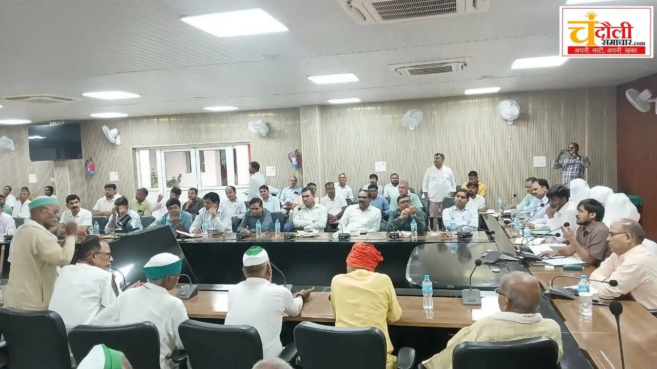 chandauli-dm-chandra-mohan-garg-scolds-ae-in-kisan-diwas