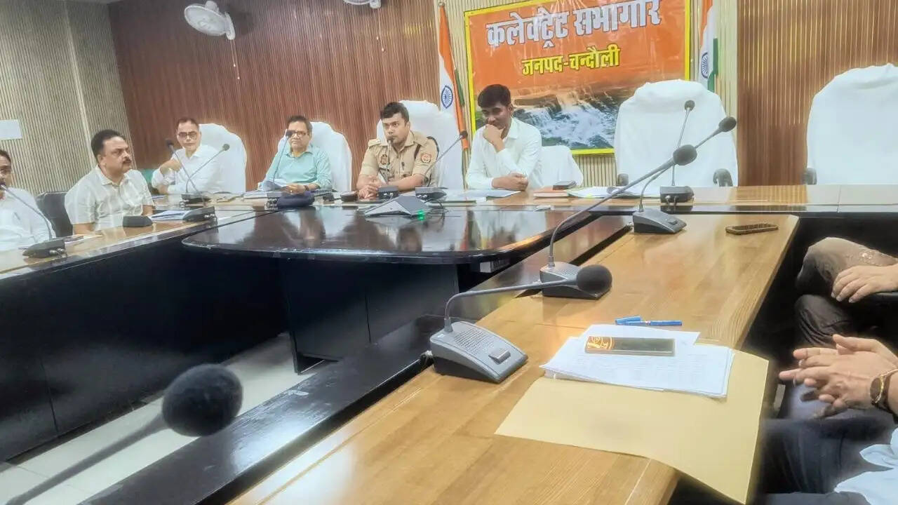 chandauli-adm-meeting-fire-safety-coaching-hospital-hotel
