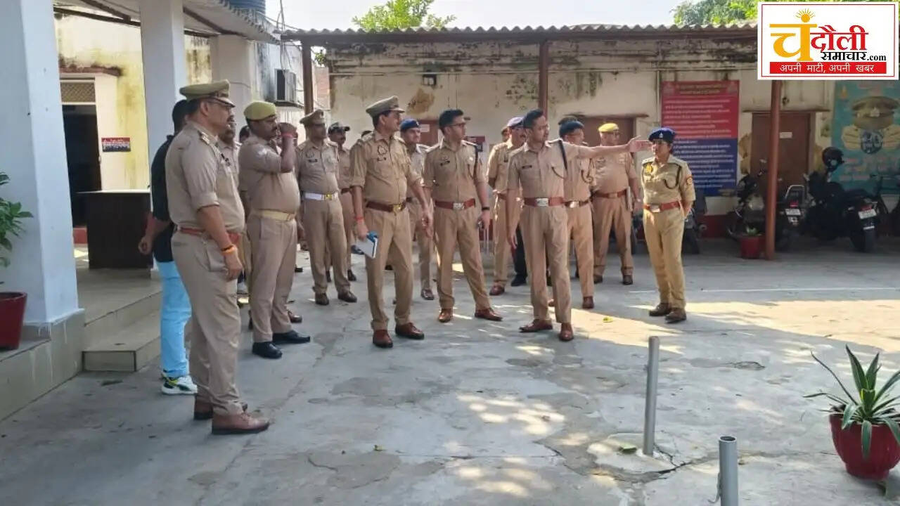 chandauli-sp-akash-patel-inspects-police-line-smart-control-room