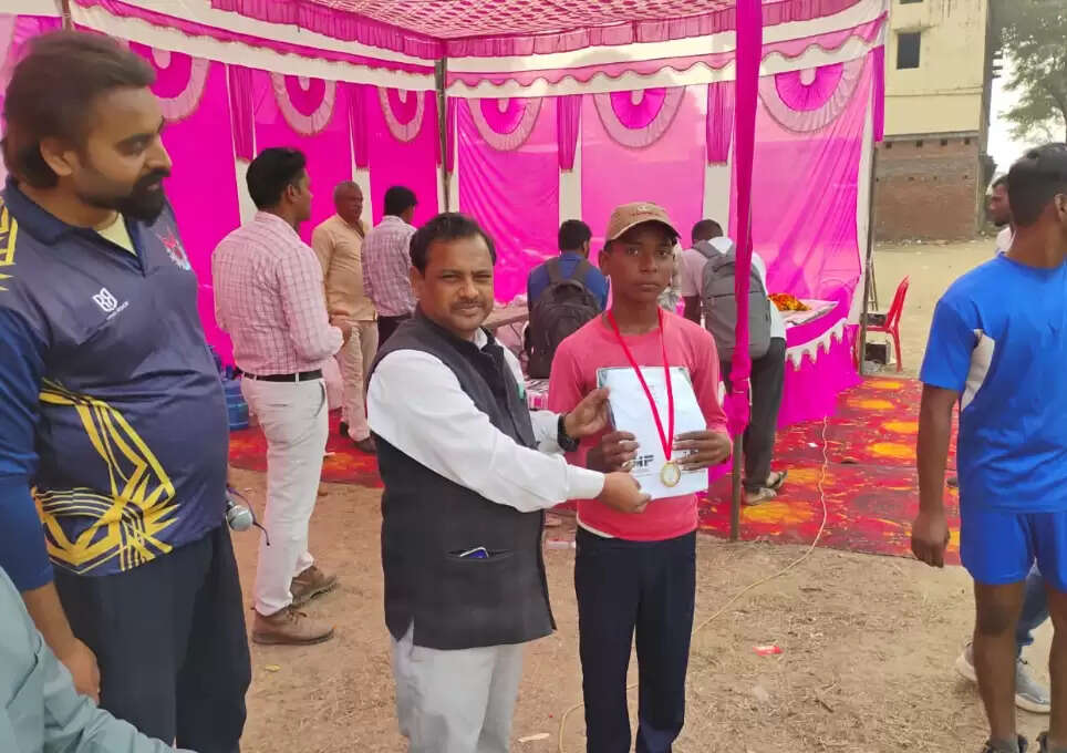  two-day Assembly-level sports competition participants honored with prizes, medals, and mementos Kisan Inter College in Saidupur