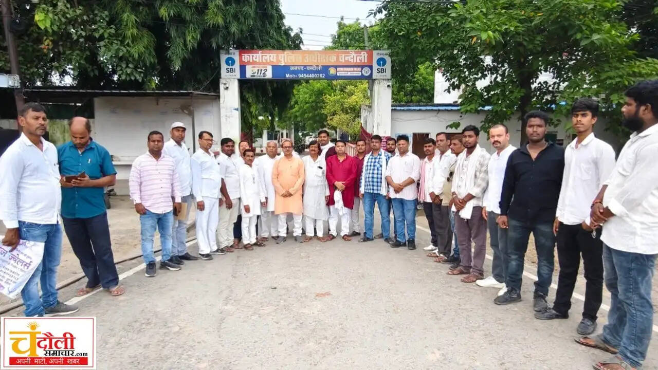 chandauli-sp-aakash-patel-meeting-traders-protest-sakaldiha-news