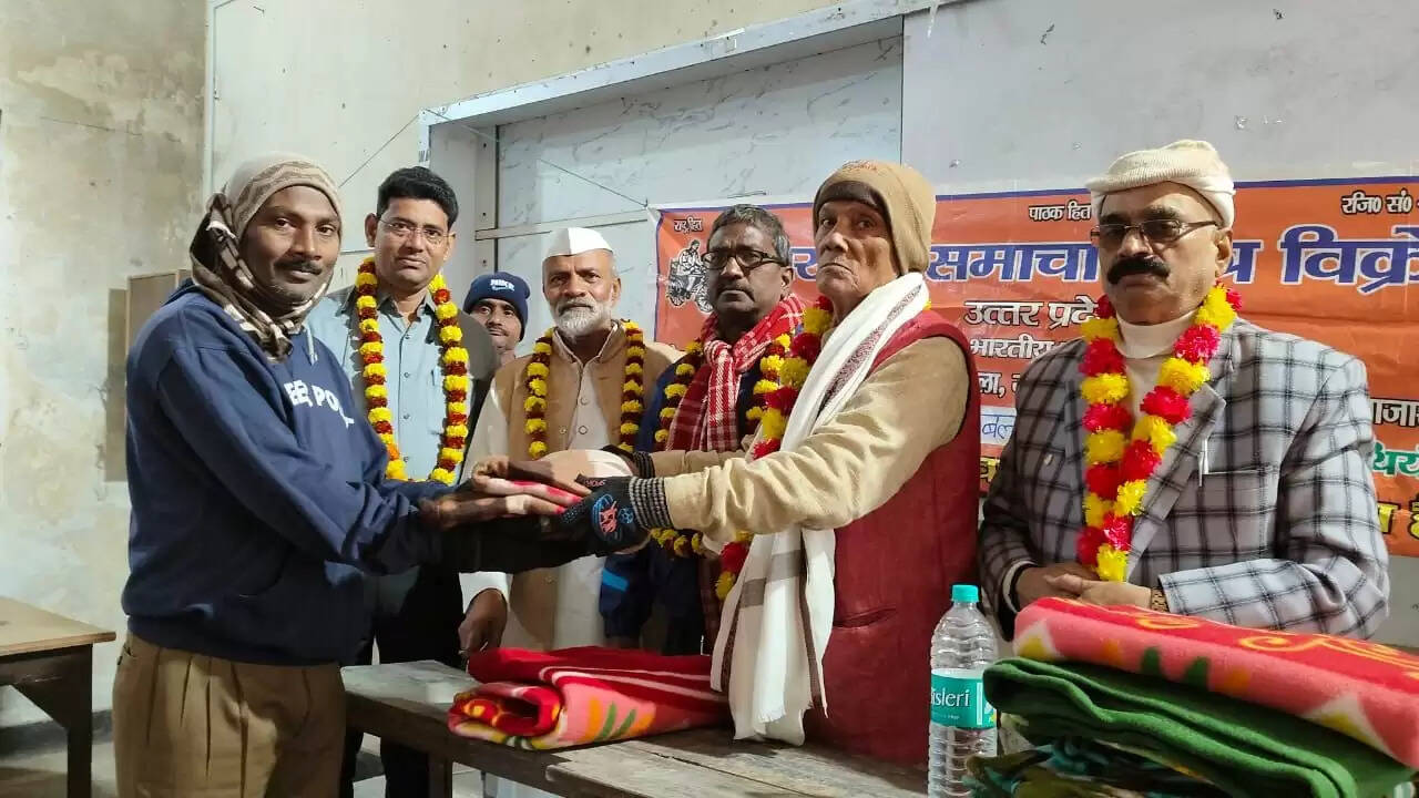 Newspaper vendors welfare program Chandauli Blanket distribution for newspaper hawkers Prakash North Bhartiya Samachar Patra Sangh Social security for newspaper sellers Anil Jaiswal Mahadev Club news