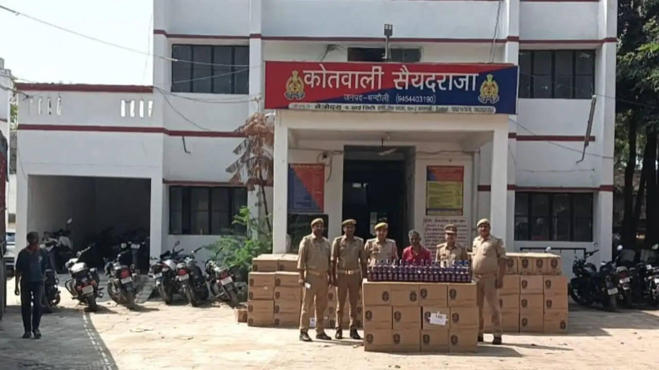 Chandauli news illegal liquor seized, Syedraja police station Chandauli khabar,