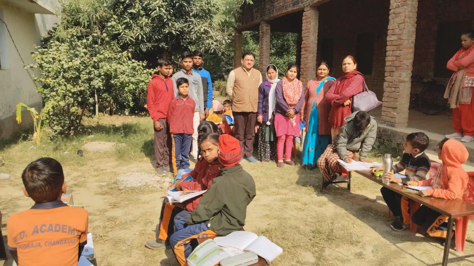 सैयदराजा स्थित श्री दुर्गा संस्कृत उच्चतर माध्यमिक विद्यालय हो रहे पठन-पाठन की स्थिति का जायजा लेने के लिए जिला विद्यालय निरीक्षक के निर्देश पर राजकीय हाई स्कूल डैथा की प्रधानाध्यापिका पूनम सिंह ने औचक निरीक्षण कर विद्यालय की जांच की।