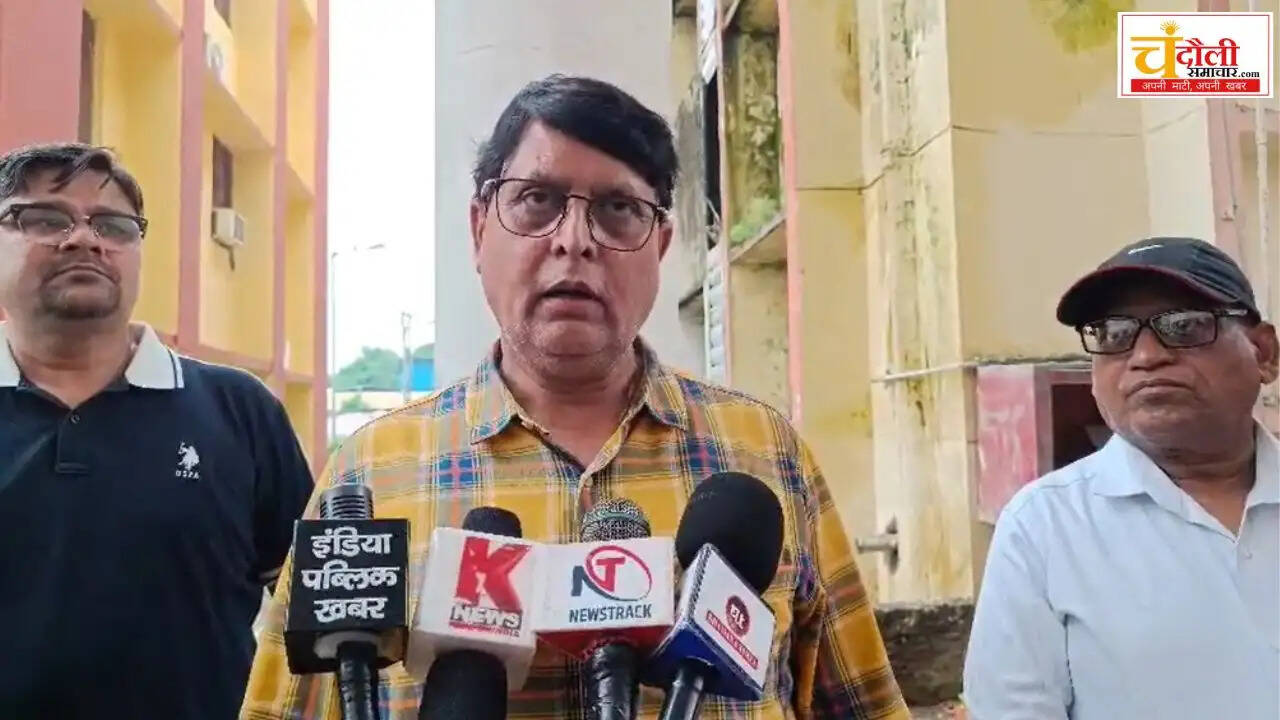 chandauli-cmo-office-doctors-protest-deputy-cmo-allegations