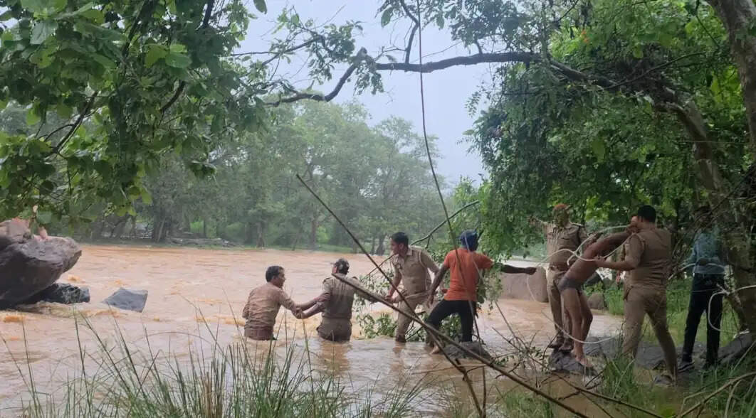  chandauli news river rescue, chandauli khabar naugarh police, chandauli samachar tourist saved, chandauli news waterfall accident, chandauli khabar chandraprabha river