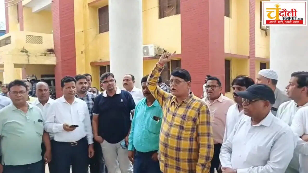chandauli-cmo-office-doctors-protest-deputy-cmo-allegations