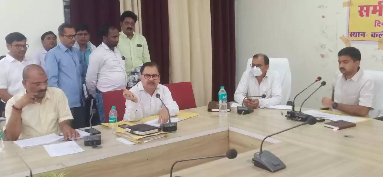 DM Chandauli Order Officer Meeting Gram Panchayat Investigation