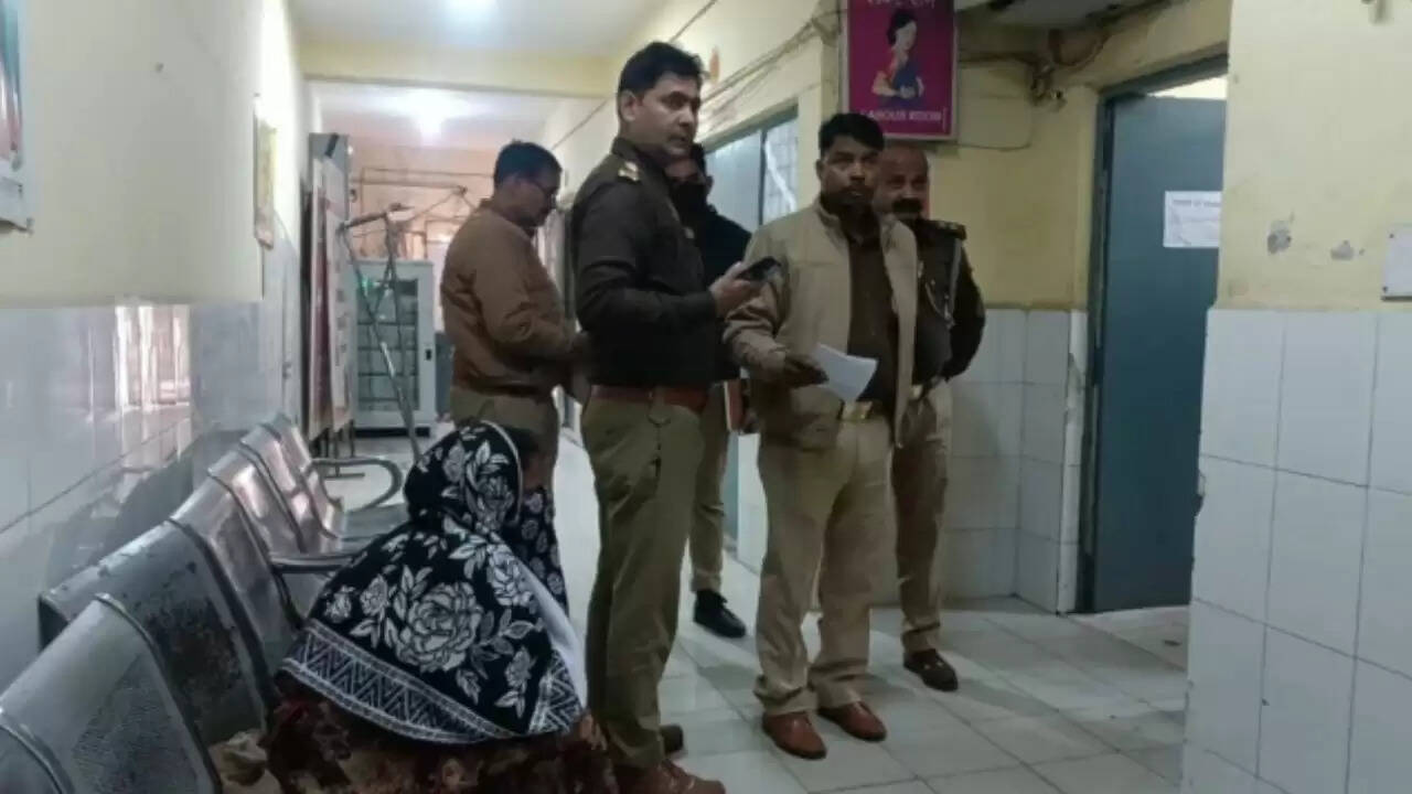  Mughalsarai hospital maternal death  woman dies after delivery  Chandauli medical negligence case  severe bleeding after childbirth