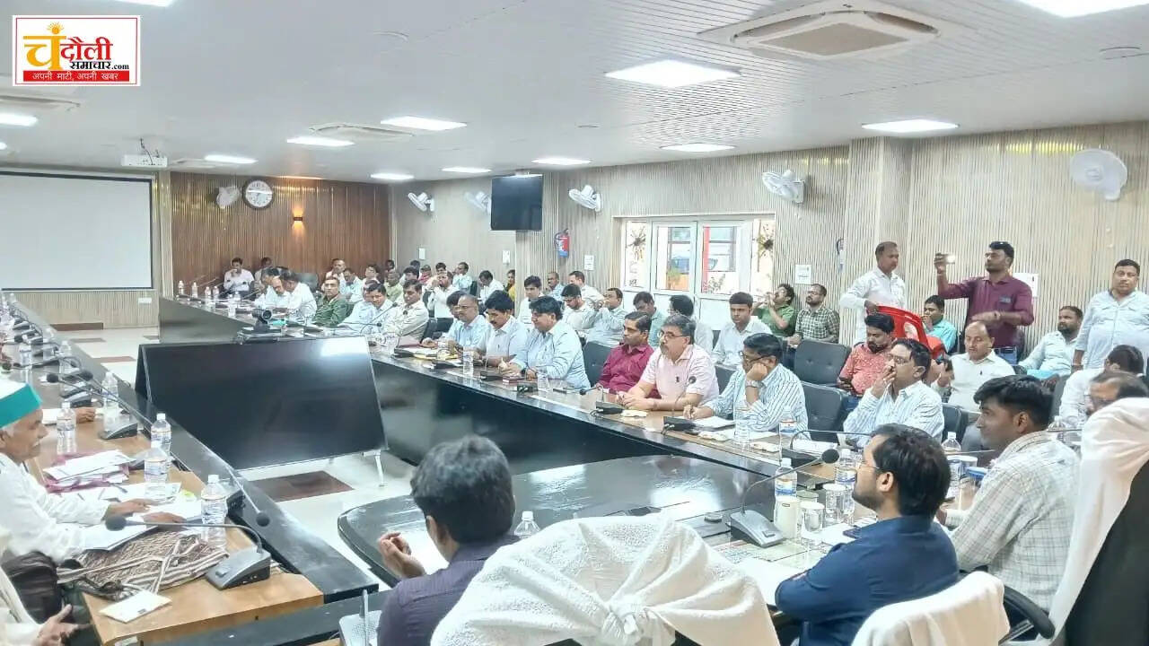 chandauli-dm-chandra-mohan-garg-kisan-diwas-meeting-updates