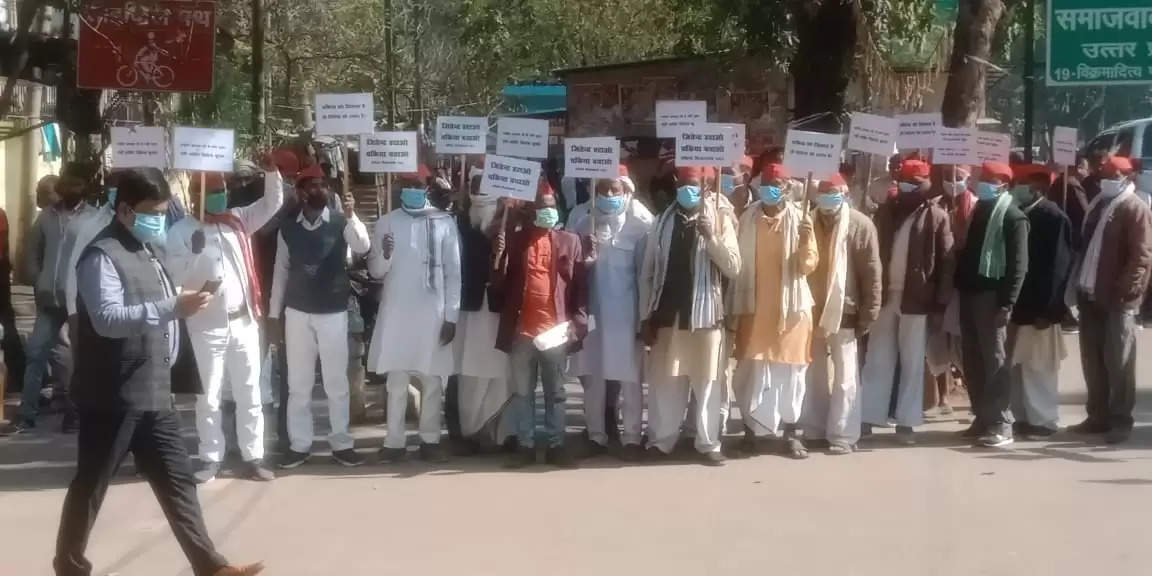 SP workers of Chandauli are protest