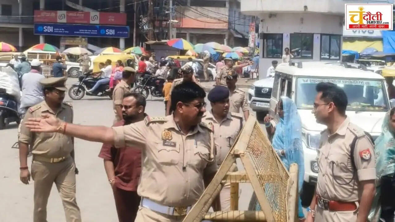 chandauli-sp-akash-patel-foot-patrolling-rakshabandhan