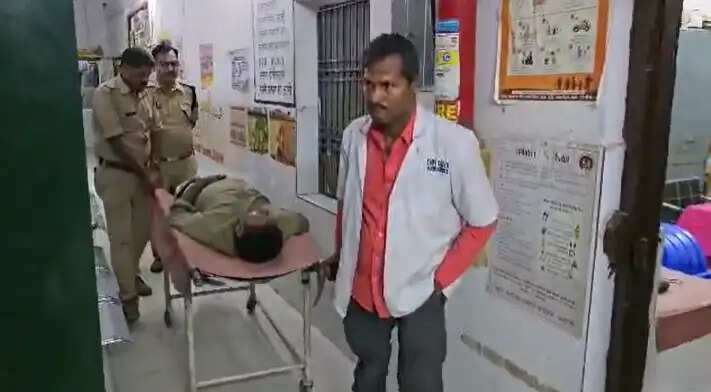 chandauli news encounter update today, chandauli khabar criminal dharmendra bharti, chandauli samachar police firing arrest, history sheeter encounter in chandauli, alinagar police station crime news