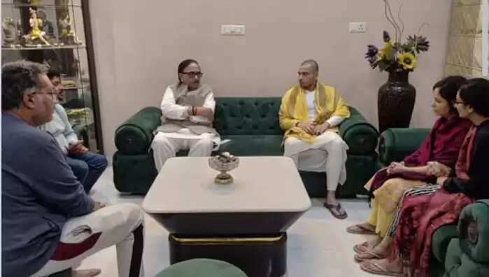 Chandauli drug seller Rohtash Pal murder  Former Union Minister Mahendra Nath Pandey meets family