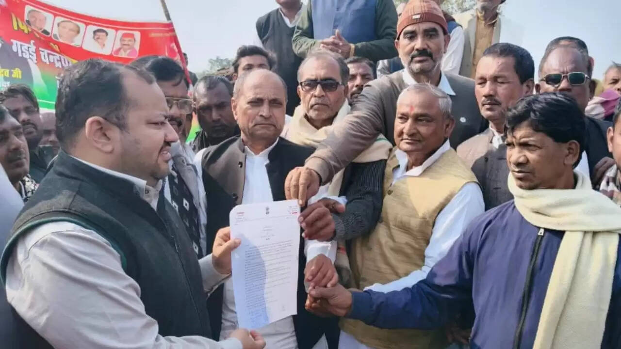 Chandauli news SP leader padyatra, Chandauli khabar Ramkishun Yadav protest