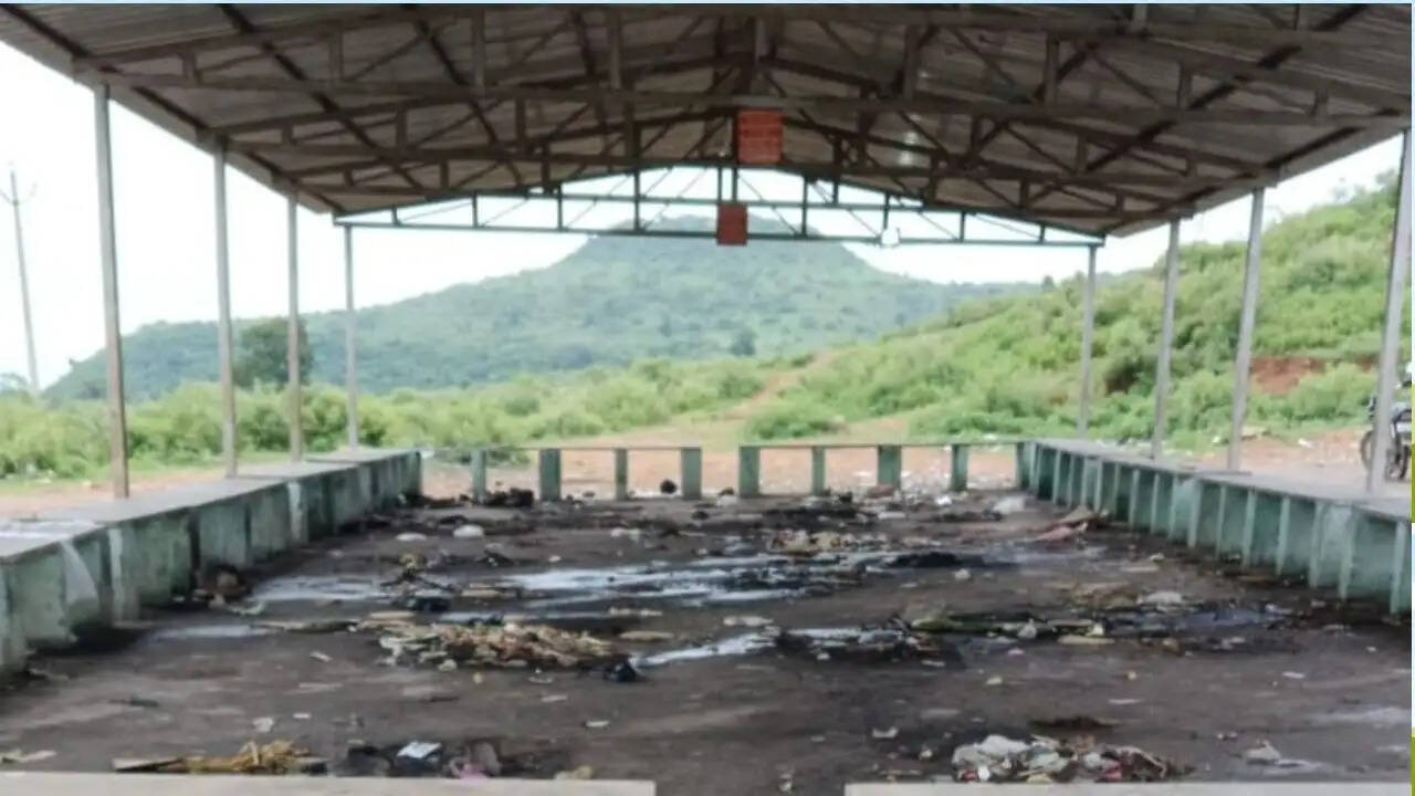 latif-shah-tin-shed-garbage-problem-tourists-chakiya
