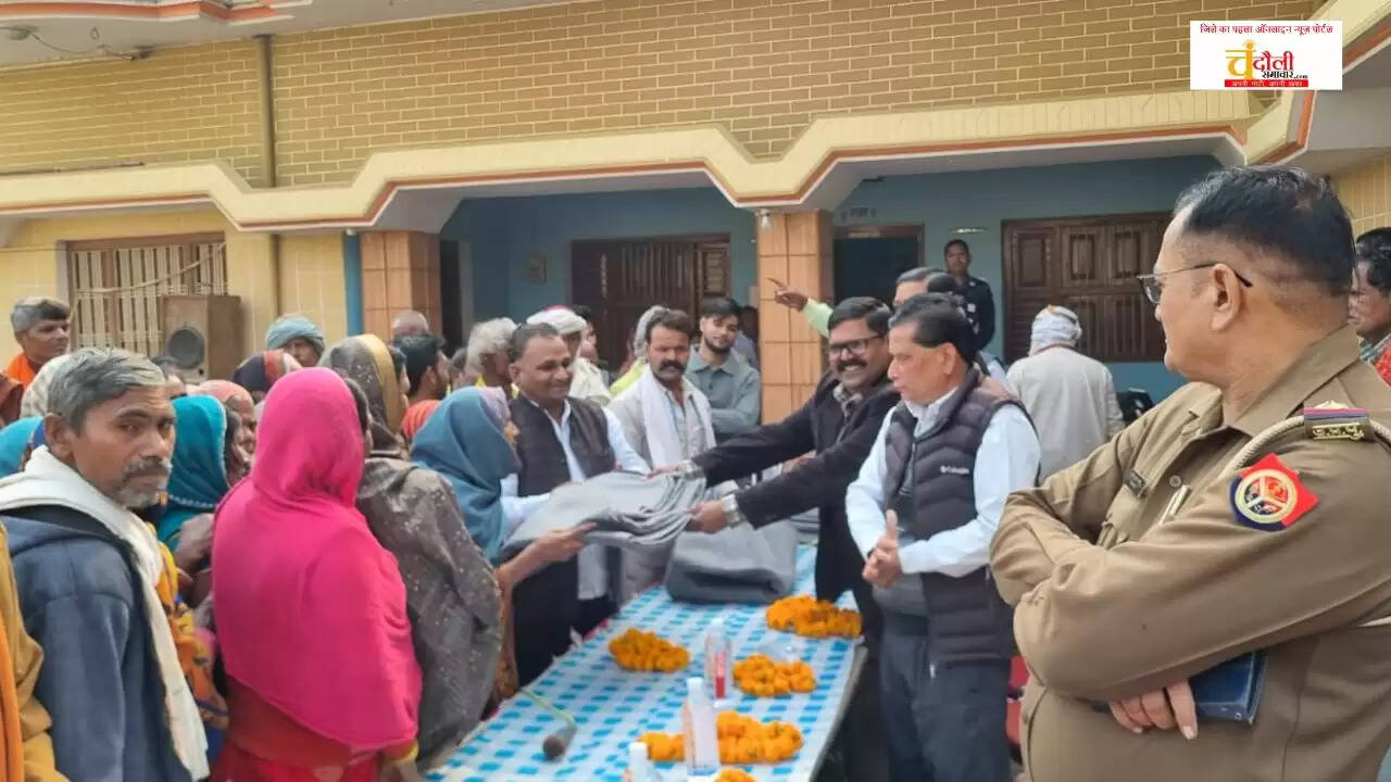  Free blanket distribution Shahabganj Chandauli  ADO Panchayat Arvind Kumar news  Chowki Incharge Anil Pandey Barhua