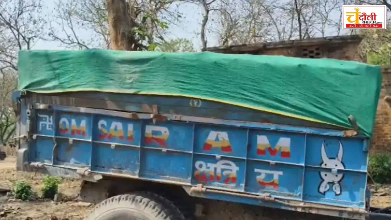 chandauli-forest-department-seizes-overloaded-tractor-shikarganj