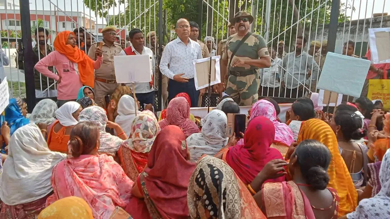 चंदौली में &nbsp;2 साल से मानदेय न मिलने पर समूह सखियों का प्रदर्शन, 1 सप्ताह में भुगतान न होने पर भूख हड़ताल की चेतावनी