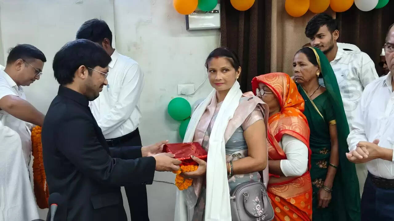 dm chandauli 